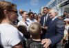 Руският президент Владимир Путин се среща с жители на град Курилск, разположен на остров Итуруп, 13 август 2026 г.