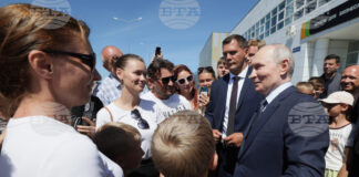 Руският президент Владимир Путин се среща с жители на град Курилск, разположен на остров Итуруп, 13 август 2026 г.