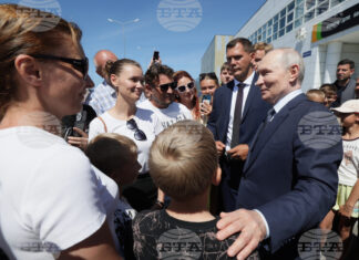 Руският президент Владимир Путин се среща с жители на град Курилск, разположен на остров Итуруп, 13 август 2026 г.