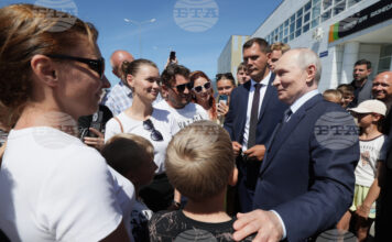 Руският президент Владимир Путин се среща с жители на град Курилск, разположен на остров Итуруп, 13 август 2026 г.