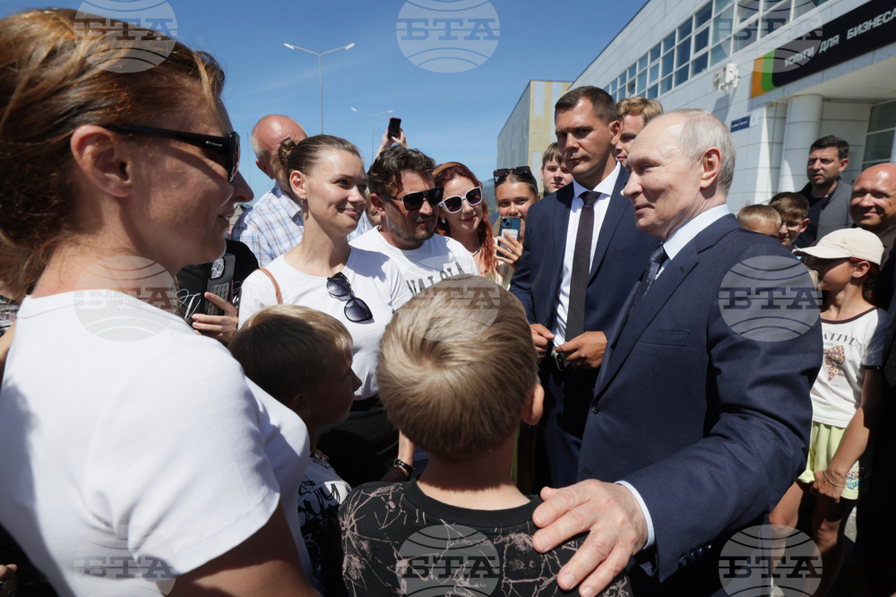 Руският президент Владимир Путин се среща с жители на град Курилск, разположен на остров Итуруп, 13 август 2026 г.