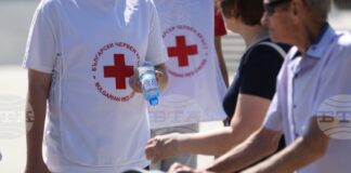 Десетки граждани получиха безплатна вода в центъра на столицата заради горещините