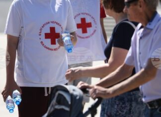 Десетки граждани получиха безплатна вода в центъра на столицата заради горещините