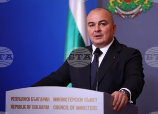 До края на годината ще бъде оборудвана лаборатория, гарантираща, че българското розово масло е истинско, каза министър Пламен Абровски До края на годината ще бъде оборудвана лаборатория, гарантираща, че българското розово масло е истинско, каза министър Пламен Абровски
