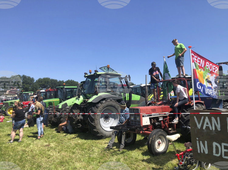 Двама загинаха в Нидерландия при катастрофа на магистрала в задръстване, причинено от фермерски протест