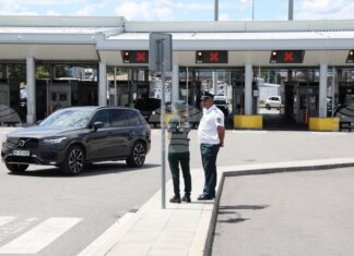 Движението е интензивно на "Калотина" на вход за леки автомобили и на "Капитан Андреево" на вход и изход