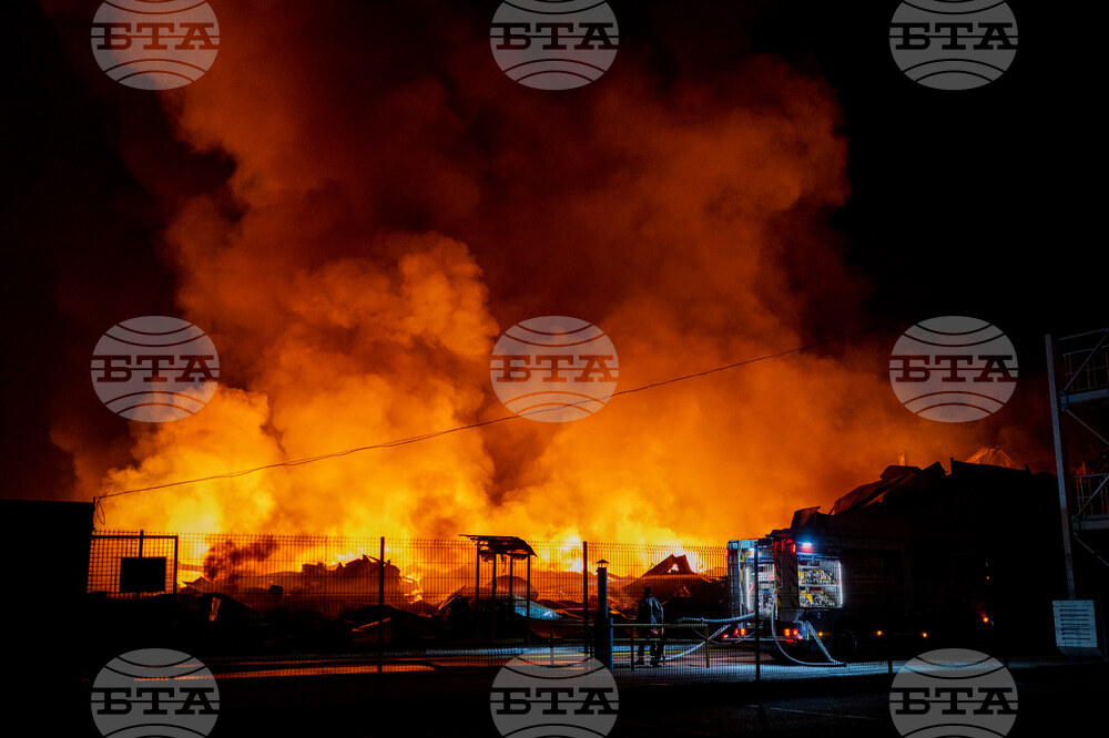 ожарникари гасят пожар, възникнал след руски въздушен удар по склад в Киев, Украйна. 5 август 2026 г.