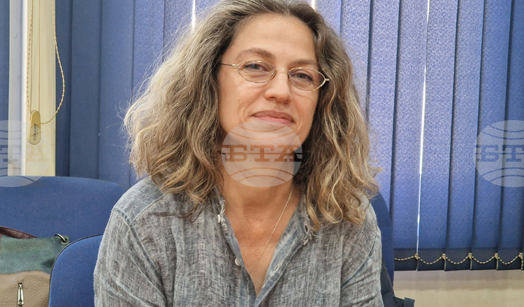 Красимира Чалъкова говори за шуменския художник Никола Михайлов на дискусията за Пенчо Славейков и модернизма в Шумен