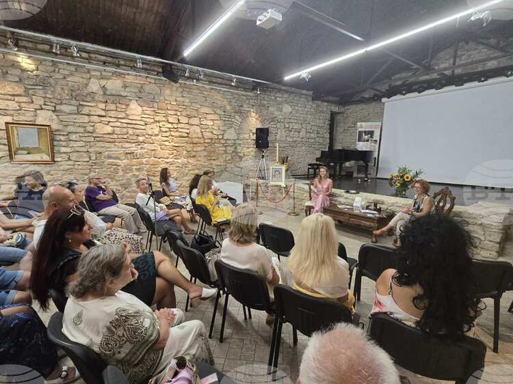 Литература, музика и ароматерапия се срещнаха на събитие в „Двореца“ в Балчик