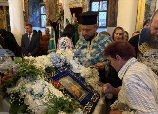 ОБНОВЕНА Миряни и духовници посрещнаха чудотворната Хавайска мироточива Иверска икона на Пресвета Богородица в Самоков