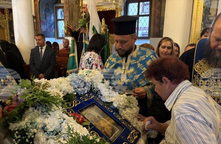 ОБНОВЕНА Миряни и духовници посрещнаха чудотворната Хавайска мироточива Иверска икона на Пресвета Богородица в Самоков