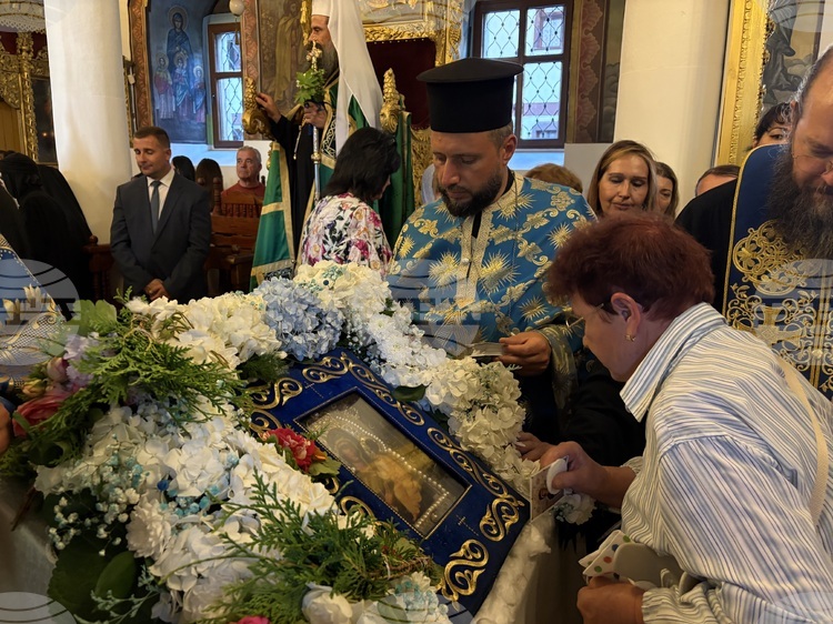 ОБНОВЕНА Миряни и духовници посрещнаха чудотворната Хавайска мироточива Иверска икона на Пресвета Богородица в Самоков