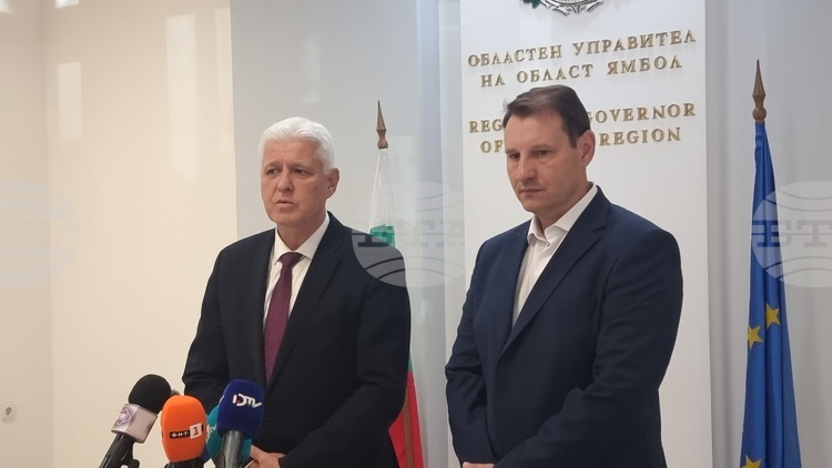 Обстановката около авиобаза „Безмер“ е спокойна, няма нарушения и инциденти, заяви в Ямбол министърът на отбраната Димитър Стоянов