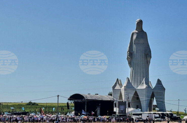 Огромна статуя на Дева Мария, смятана за най-високата в Европа, беше тържествено открита днес в Полша