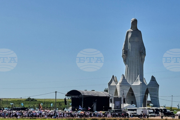 Огромна статуя на Дева Мария, смятана за най-високата в Европа, беше тържествено открита днес в Полша