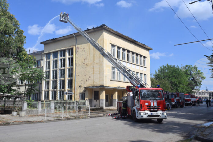 Потушен е пожар, възникнал в сградата на бивш техникум в центъра на Монтана