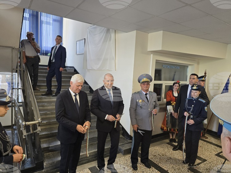 Премиерът Румен Радев и военният министър Димитър Стоянов откриха в Плевен барелефи на Цветан Лазаров и Асен Йорданов