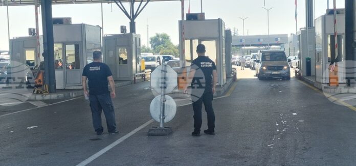 Рекордно висок входящ трафик на леки автомобили от Турция през Рекордно висок входящ трафик на леки автомобили от Турция през пункта "Капитан Андреево" отчете "Гранична полиция"