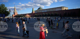 Руснаците засилено теглят пари от банките, намалявайки възможностите на властите да се финансират чрез облигации, пише "Уошингтън пост"
