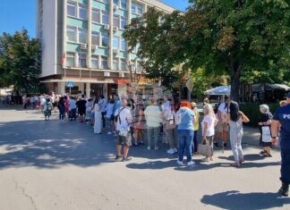 Шуменци посрещнаха чудотворната Хавайска мироточива Иверска икона на Пресвета Богородица в храма „Св. Три Светители“