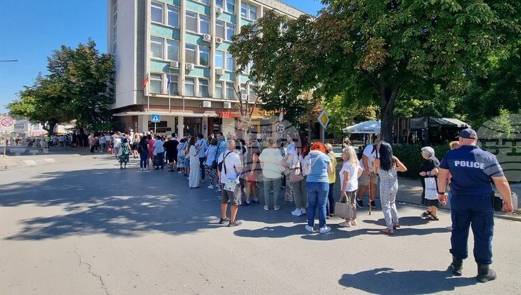 Шуменци посрещнаха чудотворната Хавайска мироточива Иверска икона на Пресвета Богородица в храма „Св. Три Светители“