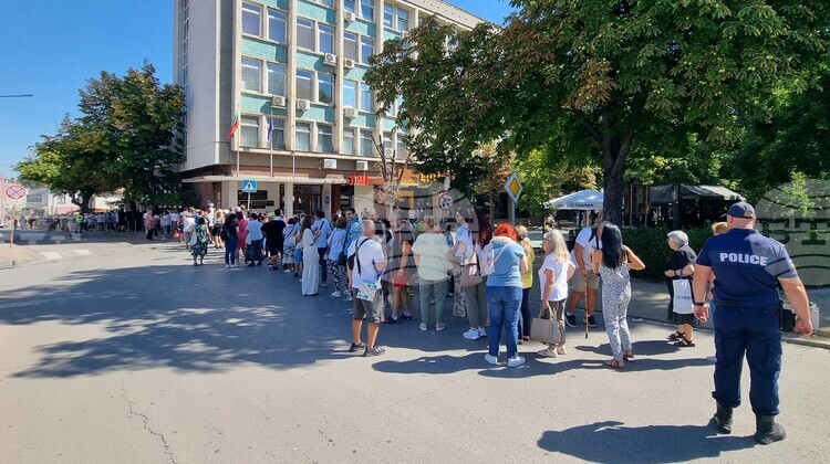 Шуменци посрещнаха чудотворната Хавайска мироточива Иверска икона на Пресвета Богородица в храма „Св. Три Светители“