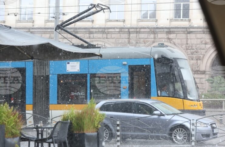 След бурята в София са постъпили 34 сигнала за паднали дървета,14 – за завирявания, и три сигнала за паднали светофарни уредби