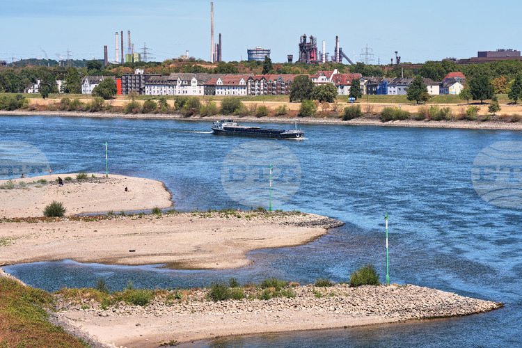 Транспортът по Рейн се пренасочва към сухопътен заради ново рекордно ниско ниво на водата
