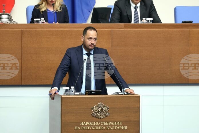 Твърдо заставаме зад управленската програма на кабинета и сме готови да я превърнем в действащо законодателство, заяви Петър Витанов от "Прогресивна България"