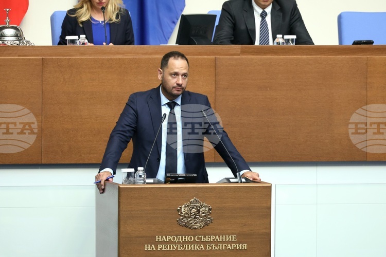 Твърдо заставаме зад управленската програма на кабинета и сме готови да я превърнем в действащо законодателство, заяви Петър Витанов от "Прогресивна България"