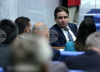 В програмата на правителството има много пъти думата "дигитализация", но планираното темпо е слабо, написа Божидар Божанов от „Да, България“
