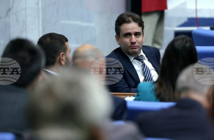 В програмата на правителството има много пъти думата "дигитализация", но планираното темпо е слабо, написа Божидар Божанов от „Да, България“