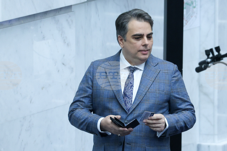 Внасяме законопроект, според който ще се разреши таксита да се движат в бус ленти, каза председателят на ПП Асен Василев