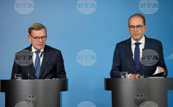Германският външен министър Йохан Вадефул (вляво) и вътрешният министър Александер Добринт на вчерашния брифинг във връзка с атаката срещу летището на Лайпциг миналия месец