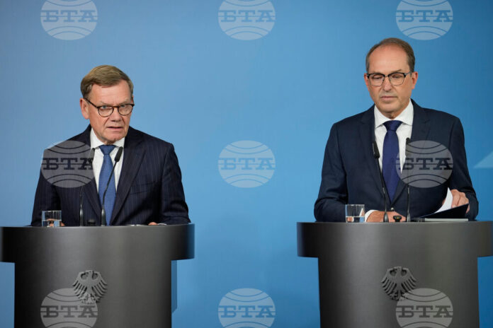 Германският външен министър Йохан Вадефул (вляво) и вътрешният министър Александер Добринт на вчерашния брифинг във връзка с атаката срещу летището на Лайпциг миналия месец Германският външен министър Йохан Вадефул (вляво) и вътрешният министър Александер Добринт на вчерашния брифинг във връзка с атаката срещу летището на Лайпциг миналия месец
