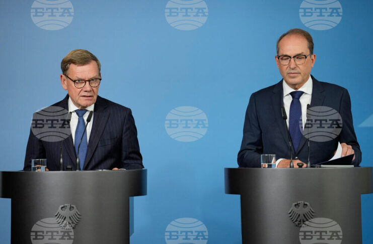 Германският външен министър Йохан Вадефул (вляво) и вътрешният министър Александер Добринт на вчерашния брифинг във връзка с атаката срещу летището на Лайпциг миналия месец
