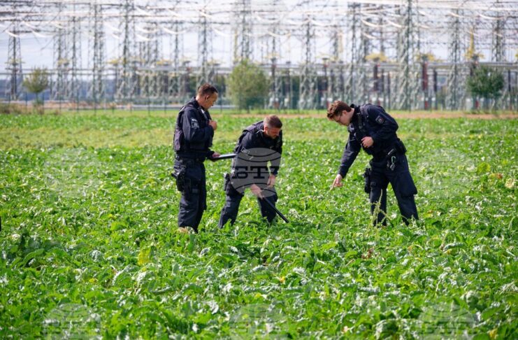 Полицейски служители претърсват поле в близост до подстанцията „Амприон“ в Бергхайм, Германия. 2 септември 2026 г.