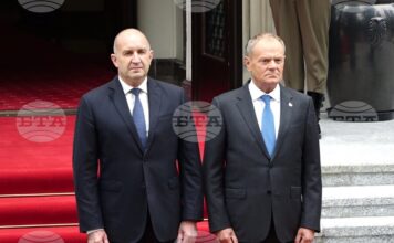 Премиерът Румен Радев (вляво) пристига на посещение във Варшава, където ще разговаря с колегата си - министър-председателя на Полша Доналд Туск (вдясно).