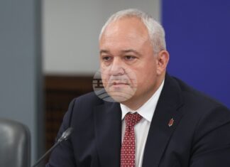 министърът на вътрешните работи Иван Демерджиев.