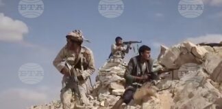 Бойци на групировката на йеменските бунтовници хуси, която официално се казва "Ансар Аллах" по време на сражение със сили на оглавяваната от Саудитска Арабия коалиция в Йемен.