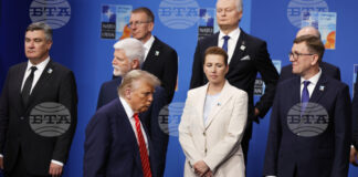 Илюстративно изображение: американският президент Доналд Тръмп минава покрай датската министър-председателка Мете Фредериксен