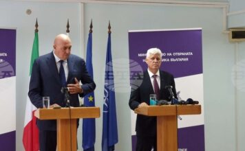 България ще подкрепи Италия за създаване на център за борба с хибридните атаки, каза министърът на отбраната Димитър Стоянов