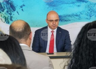 Целта ни е броят на чуждестранните туристи в България да достигне 8 милиона годишно, каза министър Илин Димитров в Царево