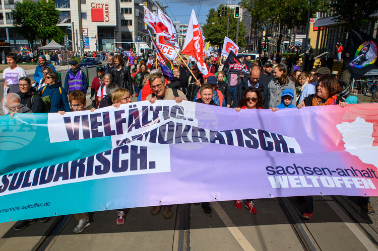 Десетки хиляди хора протестираха в цяла Германия срещу крайнодесния екстремизъм след победата на АзГ на изборите в провинция Саксония-Анхалт