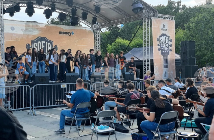 Десетки китаристи - от 4 до 72 години, свириха заедно в третото издание на Sofia Guitar Fest в парка на НДК до кино „Кабана“
