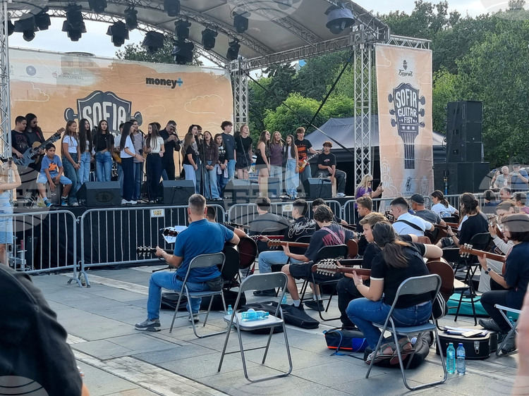 Десетки китаристи - от 4 до 72 години, свириха заедно в третото издание на Sofia Guitar Fest в парка на НДК до кино „Кабана“
