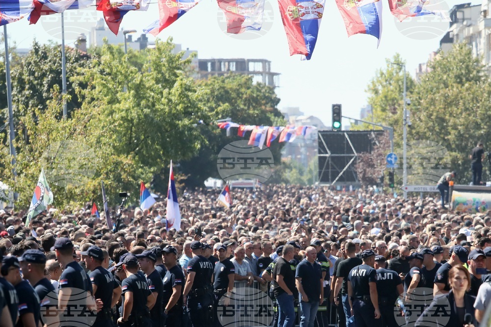 Десетки хиляди дойдоха на погребението на Ратко Младич в Белград
