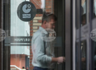 Гьоте институт изрази съжаление, че със затварянето и на последните му представителства в Русия "си отива цяла епоха"