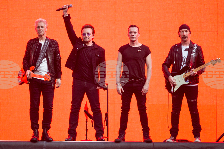 Групата U2 отбелязва 50-годишния си юбилей с нов албум, озаглавен Carnaval de Luz