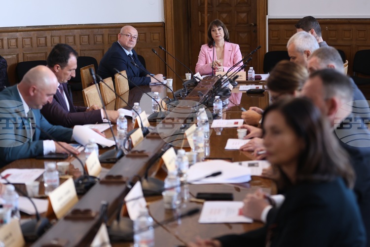 Хората най-често се обръщат към омбудсмана по проблеми, свързани с тока, парното и водата, каза Велислава Делчева